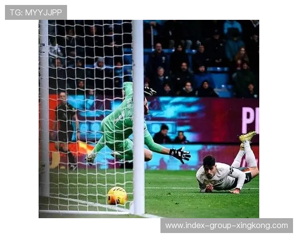 巴萨替补的穿插跑动创造空档，前锋补射建功